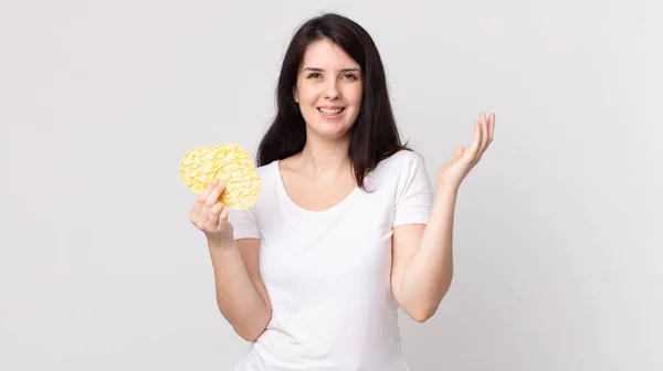 Mujer Bonita Sentirse Feliz Sorprendido Darse Cuenta Una Solución Idea — Foto de Stock