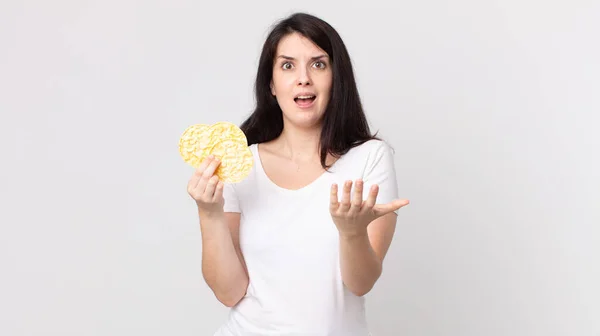 Mujer Bonita Buscando Desesperado Frustrado Estresado Sosteniendo Una Dieta Pasteles — Foto de Stock