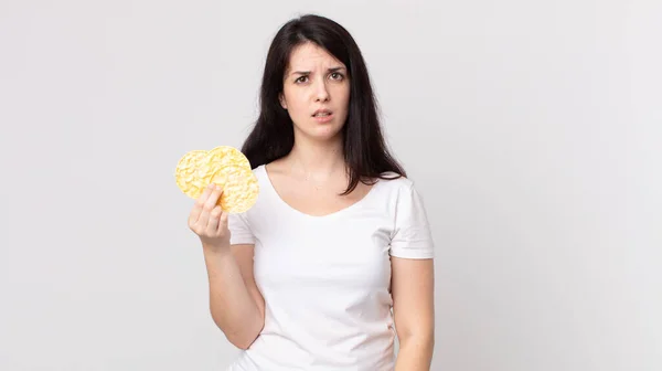 Bonita Mujer Sintiéndose Perpleja Confundida Sosteniendo Una Dieta Pasteles Arroz — Foto de Stock