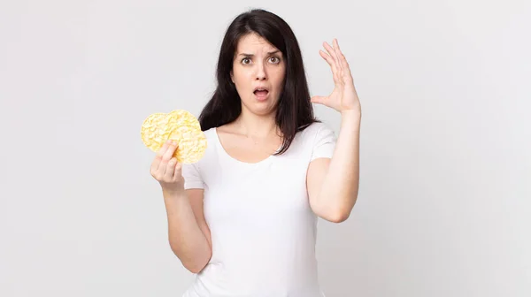 Mujer Bonita Gritando Con Las Manos Alto Sosteniendo Una Dieta — Foto de Stock