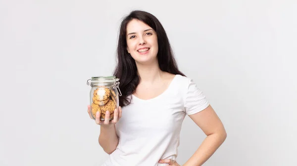 Bonita Mujer Sonriendo Felizmente Con Una Mano Cadera Confiado Sosteniendo — Foto de Stock