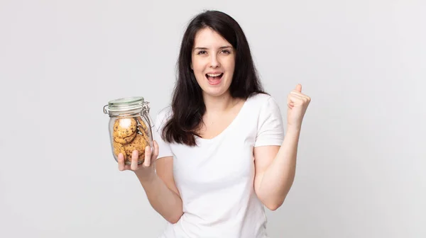 Mooie Vrouw Voelt Zich Geschokt Lachen Vieren Succes Het Vasthouden — Stockfoto