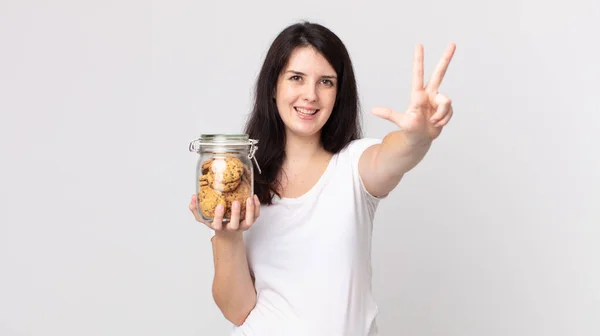 Bonita Mujer Sonriendo Buscando Amigable Mostrando Número Tres Sosteniendo Una — Foto de Stock