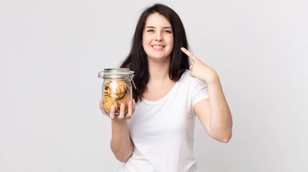 Mooie Vrouw Glimlachen Zelfverzekerd Wijzen Naar Een Eigen Brede Glimlach — Stockfoto