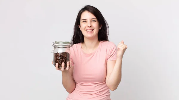 Mooie Vrouw Voelt Zich Geschokt Lachen Vieren Succes Het Vasthouden — Stockfoto