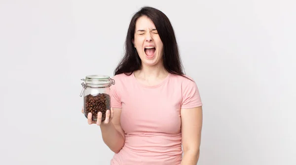 Hezká Žena Agresivně Křičí Vypadá Velmi Rozzlobeně Drží Láhev Kávových — Stock fotografie