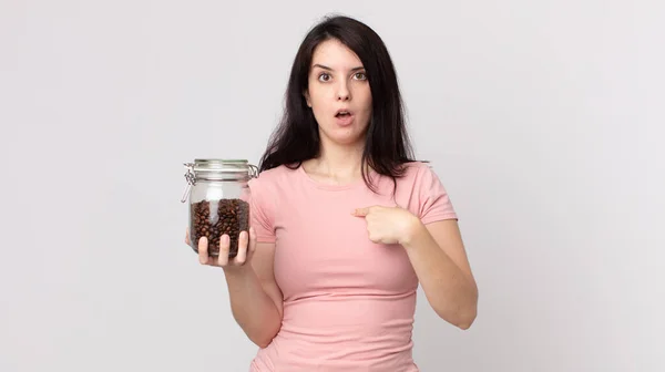 Mooie Vrouw Kijken Geschokt Verrast Met Mond Wijd Open Wijzend — Stockfoto