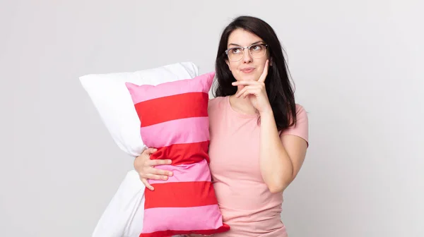 Mulher Bonita Sorrindo Feliz Sonhando Acordado Duvidar Usar Pijama Segurando — Fotografia de Stock