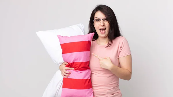 Pretty Woman Looking Excited Surprised Pointing Side Wearing Pajamas Holding — Stock Photo, Image