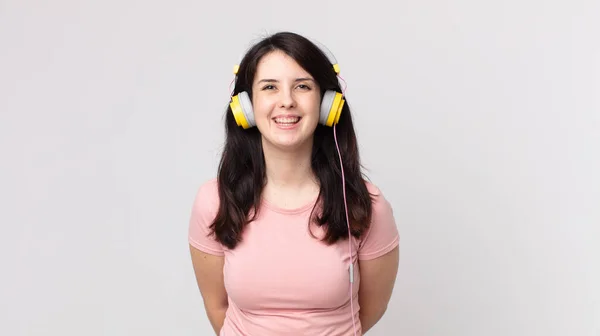 Mulher Bonita Sorrindo Feliz Com Uma Mão Quadril Confiante Ouvir — Fotografia de Stock