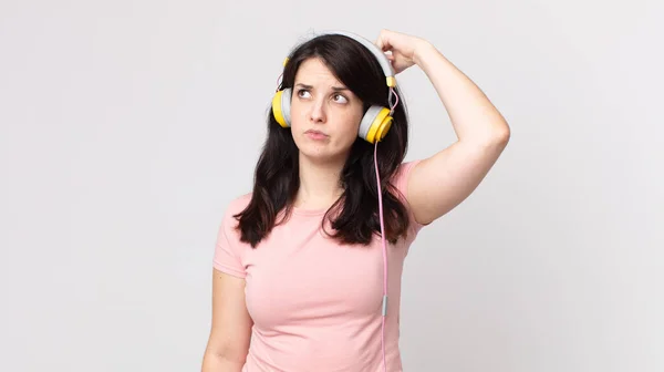 Mulher Bonita Sentindo Perplexo Confuso Arranhando Cabeça Ouvir Música Com — Fotografia de Stock