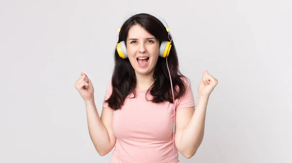 Mooie Vrouw Voelt Zich Geschokt Lachen Vieren Succes Luisteren Muziek — Stockfoto