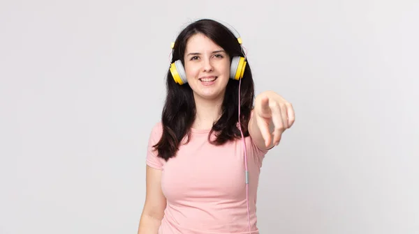 Όμορφη Γυναίκα Δείχνει Κάμερα Επιλέγοντας Σας Ακούγοντας Μουσική Ακουστικά — Φωτογραφία Αρχείου