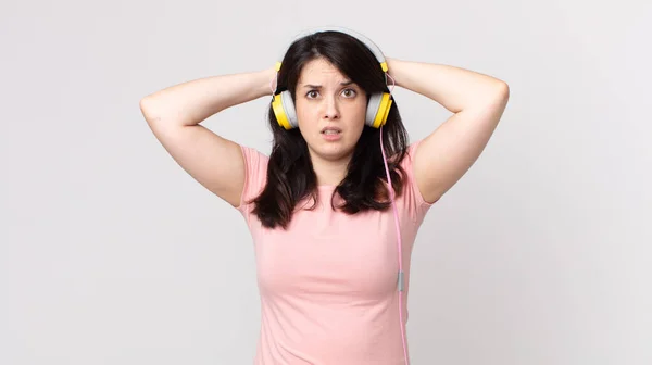 Mooie Vrouw Voelt Zich Gestrest Angstig Bang Met Handen Het — Stockfoto