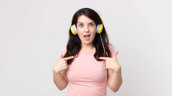 Ładna Kobieta Czuje Się Szczęśliwy Wskazując Siebie Podekscytowany Słuchanie Muzyki — Zdjęcie stockowe