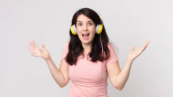 Jolie Femme Sentant Heureuse Étonnée Quelque Chose Incroyable Écouter Musique — Photo