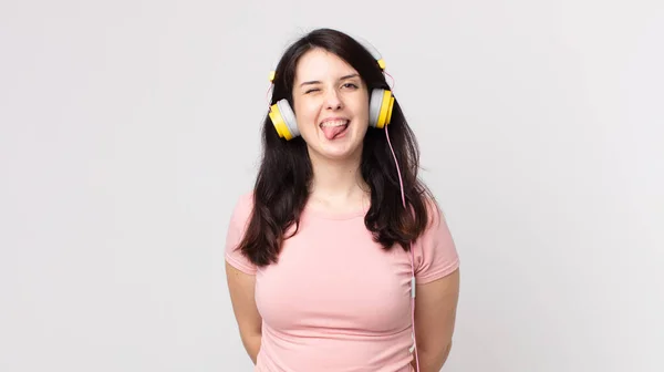 Bonita Mujer Con Actitud Alegre Rebelde Bromeando Sacando Lengua Escuchando — Foto de Stock