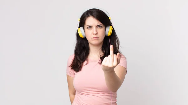 Mooie Vrouw Die Zich Boos Geïrriteerd Opstandig Agressief Voelt Luistermuziek — Stockfoto
