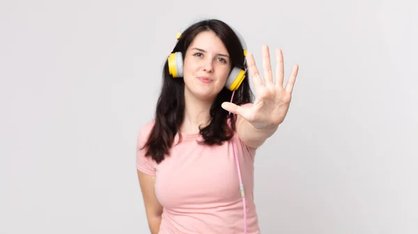 Mooie Vrouw Glimlachend Zoek Vriendelijk Tonen Nummer Vijf Luisteren Muziek — Stockfoto