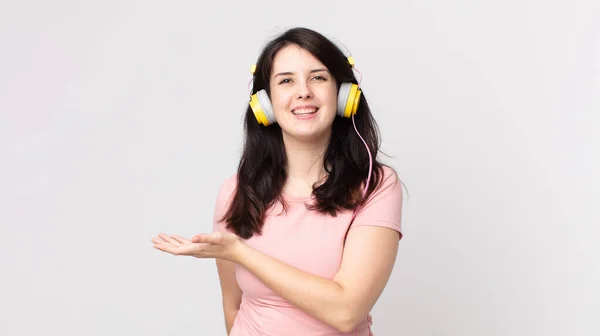 Bella Donna Sorridente Allegramente Sentendosi Felice Mostrando Concetto Ascoltare Musica — Foto Stock