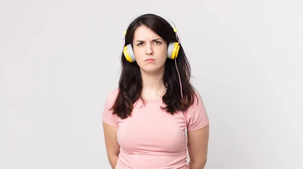 Bella Donna Sente Triste Sconvolto Arrabbiato Guardando Lato Ascoltare Musica — Foto Stock