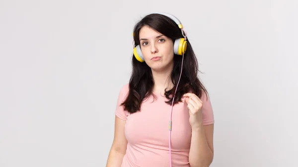 Mujer Bonita Que Parece Arrogante Exitosa Positiva Orgullosa Escuchando Música —  Fotos de Stock