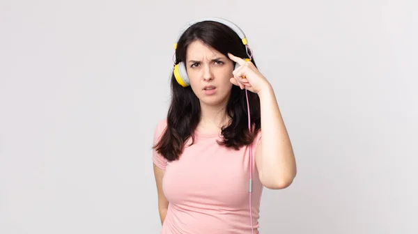 Bella Donna Sente Confuso Perplesso Mostrando Che Sei Folle Musica — Foto Stock