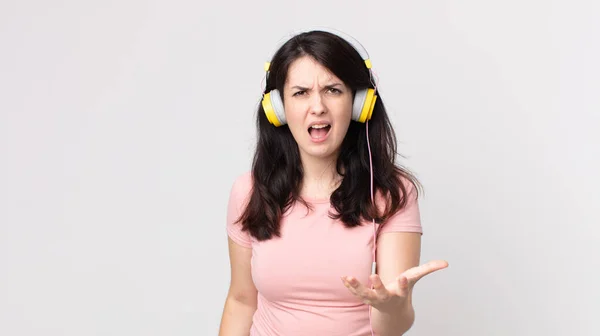 Mujer Bonita Mirando Enojado Molesto Frustrado Escuchar Música Con Auriculares — Foto de Stock