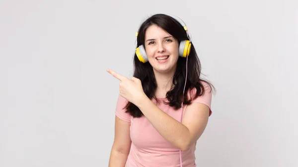 Bonita Mujer Mirando Emocionada Sorprendida Señalando Lado Escuchar Música Con —  Fotos de Stock