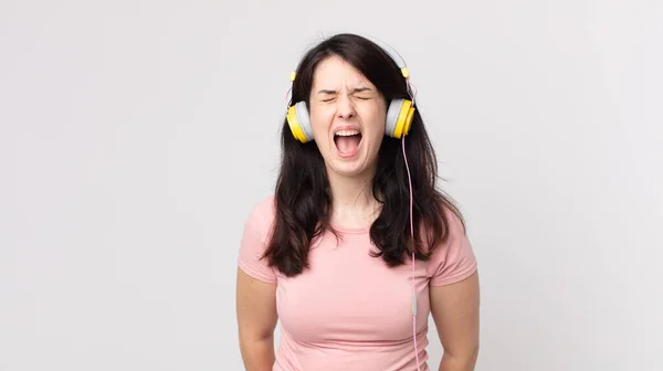 Mujer Bonita Gritando Agresivamente Mirando Música Muy Enojada Escuchando Con — Foto de Stock