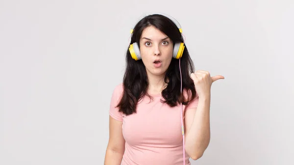 Mujer Bonita Mirando Asombrada Incredulidad Escuchando Música Con Auriculares — Foto de Stock