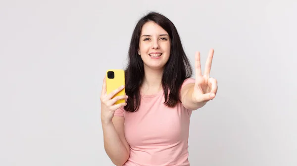 Mujer Bonita Sonriendo Mirando Feliz Haciendo Gestos Victoria Paz Usando — Foto de Stock