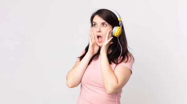 Vacker Kvinna Känner Sig Glad Upphetsad Och Förvånad Lyssna Musik — Stockfoto