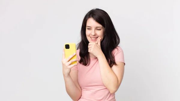 Mujer Bonita Sonriendo Con Una Expresión Feliz Segura Con Mano — Foto de Stock