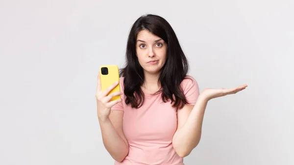 Mujer Bonita Sentirse Desconcertado Confundido Dudar Con Teléfono Inteligente — Foto de Stock