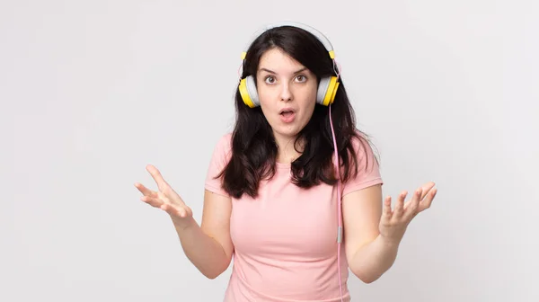 Güzel Bir Kadın Kulaklıkla Müzik Dinlerken Çok Şaşırmış Şok Olmuş — Stok fotoğraf