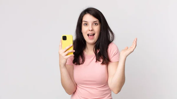 Pretty Woman Feeling Happy Astonished Something Unbelievable Using Smart Phone — Stock Photo, Image