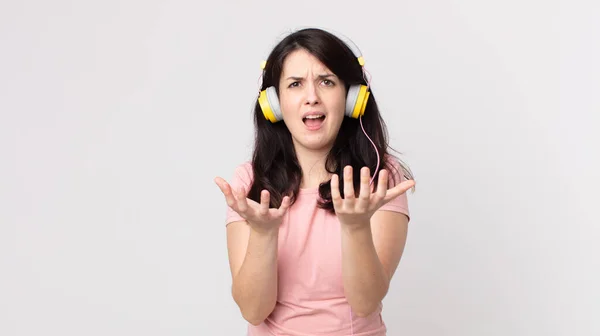 Mujer Bonita Buscando Desesperado Frustrado Estresado Escuchar Música Con Auriculares — Foto de Stock