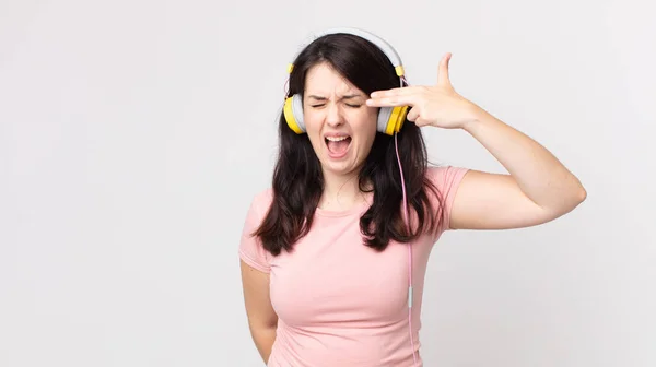 Mooie Vrouw Kijkt Ongelukkig Gestresst Zelfmoord Gebaar Maken Pistool Teken — Stockfoto