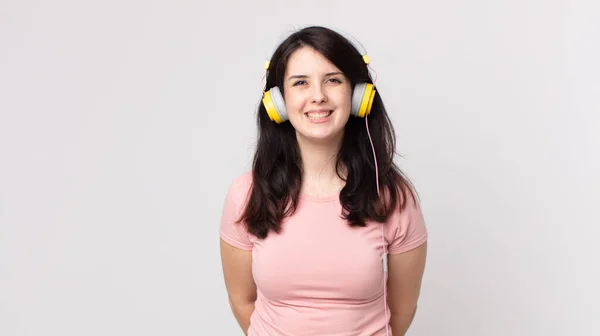 Mooie Vrouw Zoek Gelukkig Aangenaam Verrast Luisteren Muziek Met Hoofdtelefoon — Stockfoto