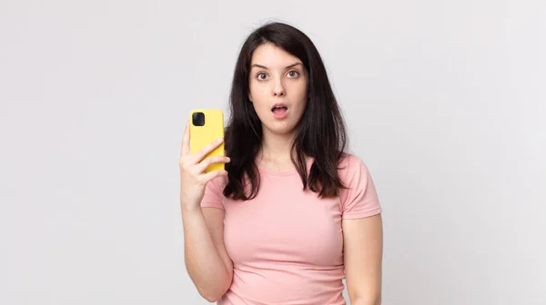 Mujer Bonita Mirando Muy Sorprendido Sorprendido Utilizando Teléfono Inteligente —  Fotos de Stock