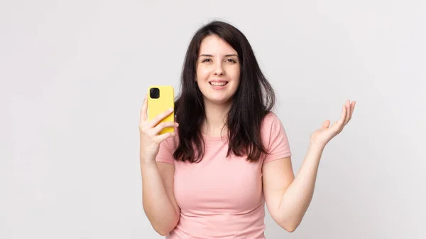 Güzel Bir Kadın Mutlu Şaşırmış Bir Şekilde Akıllı Telefon Kullanarak — Stok fotoğraf