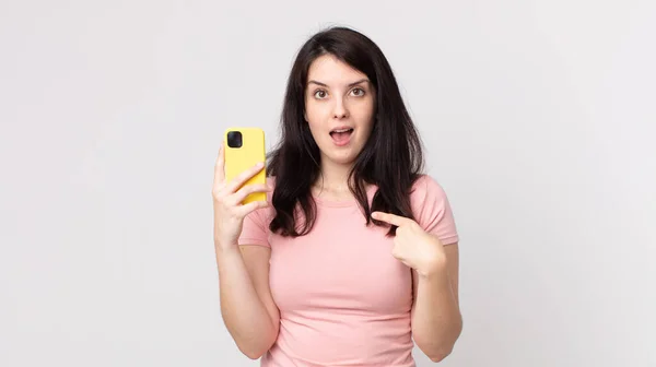 Bonita Mujer Sintiéndose Feliz Apuntando Uno Mismo Con Emocionado Usando — Foto de Stock