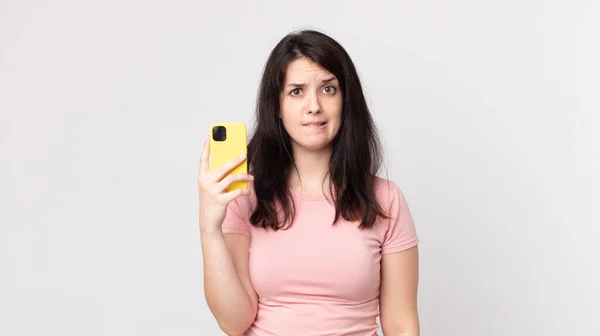 Mujer Bonita Buscando Desconcertado Confundido Usando Teléfono Inteligente — Foto de Stock