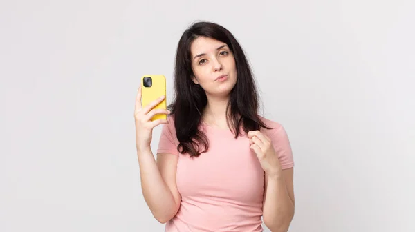 Mujer Bonita Mirando Arrogante Exitoso Positivo Orgulloso Usando Teléfono Inteligente — Foto de Stock