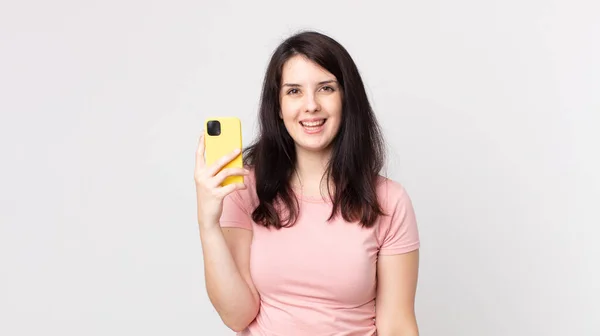 Bonita Mulher Olhando Feliz Agradavelmente Surpreendido Usando Telefone Inteligente — Fotografia de Stock