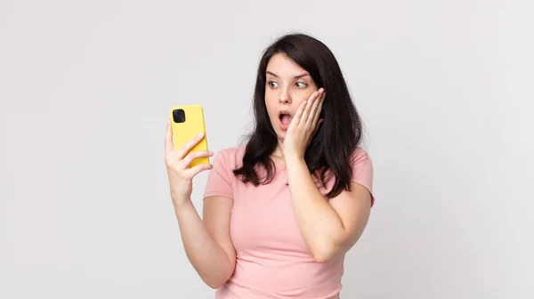 Mujer Bonita Sentirse Feliz Emocionado Sorprendido Con Teléfono Inteligente —  Fotos de Stock