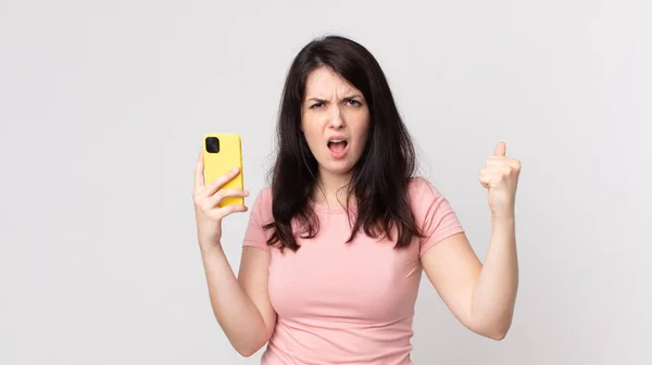 Ładna Kobieta Krzyczy Agresywnie Gniewnym Wyrazem Twarzy Pomocą Smartfona — Zdjęcie stockowe