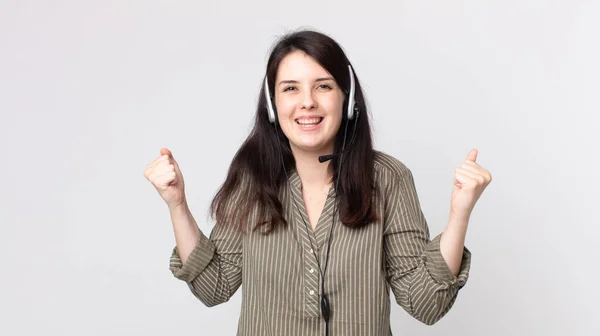 Vacker Kvinna Känner Chockad Skrattar Och Firar Framgång Biträdande Agent — Stockfoto