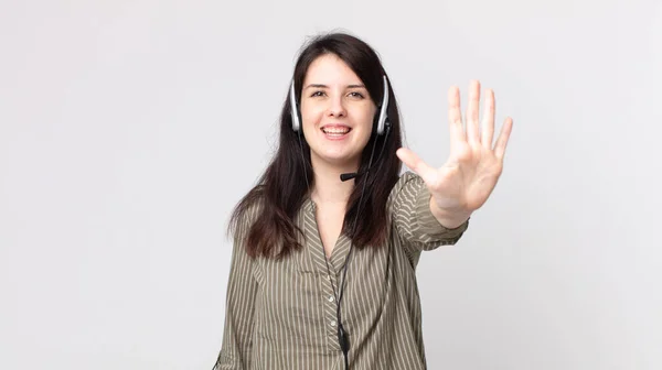 Mujer Bonita Sonriendo Buscando Amigable Mostrando Número Cinco Agente Asistente — Foto de Stock